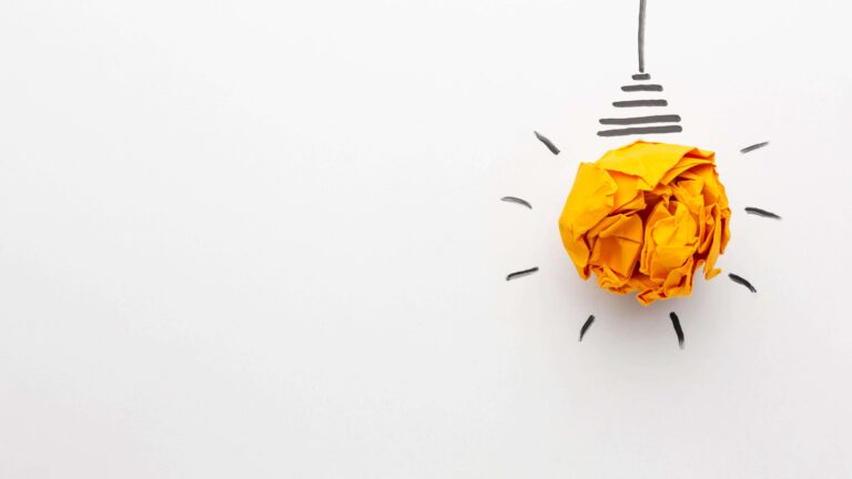 Lâmpada acesa, denotando boas ideias. Se relaciona com o sucesso de estratégias de marketing e negócios.